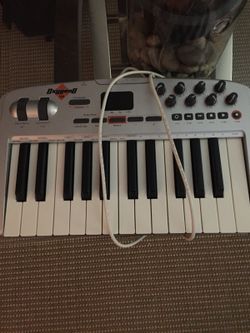 Oxygen 8 midi keyboard