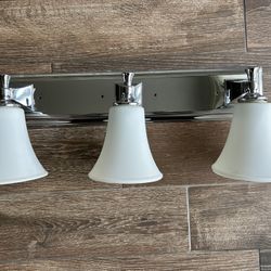 3-bulb vanity light