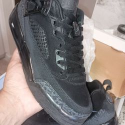  Jordan Spizike Low
 4s BLACK CATS 5.5y