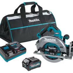 Makita GSH01M1 7 1/4 in Circular Saw Kit- charger, battery and bag!