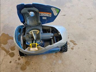 Zodiac MX6 pool cleaner