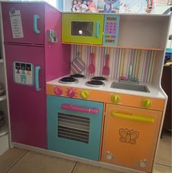 Kids play kitchen (good condition)