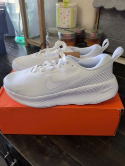 Nike White Promina running shoe 9womens