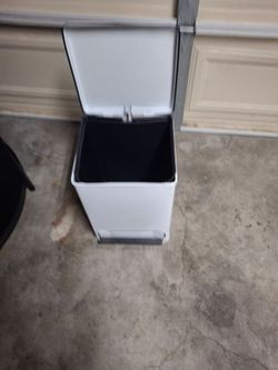White Step Trash Can with Lid