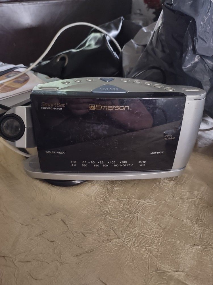 Emerson Smart Set Alarm Clock With Projection