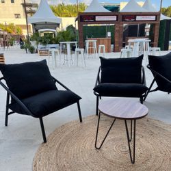 Modern Lounge Chair With Plush Cushions 