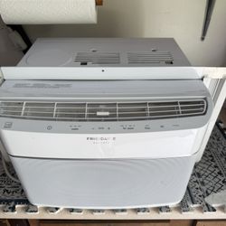 Frigidaire 250-sq ft Window Air Conditioner with Remote (115-Volt; 6000-BTU) ENERGY STAR