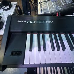 Roland RD-300SX 88-Key Stage Piano Weighted Keys + Case + Power Supply