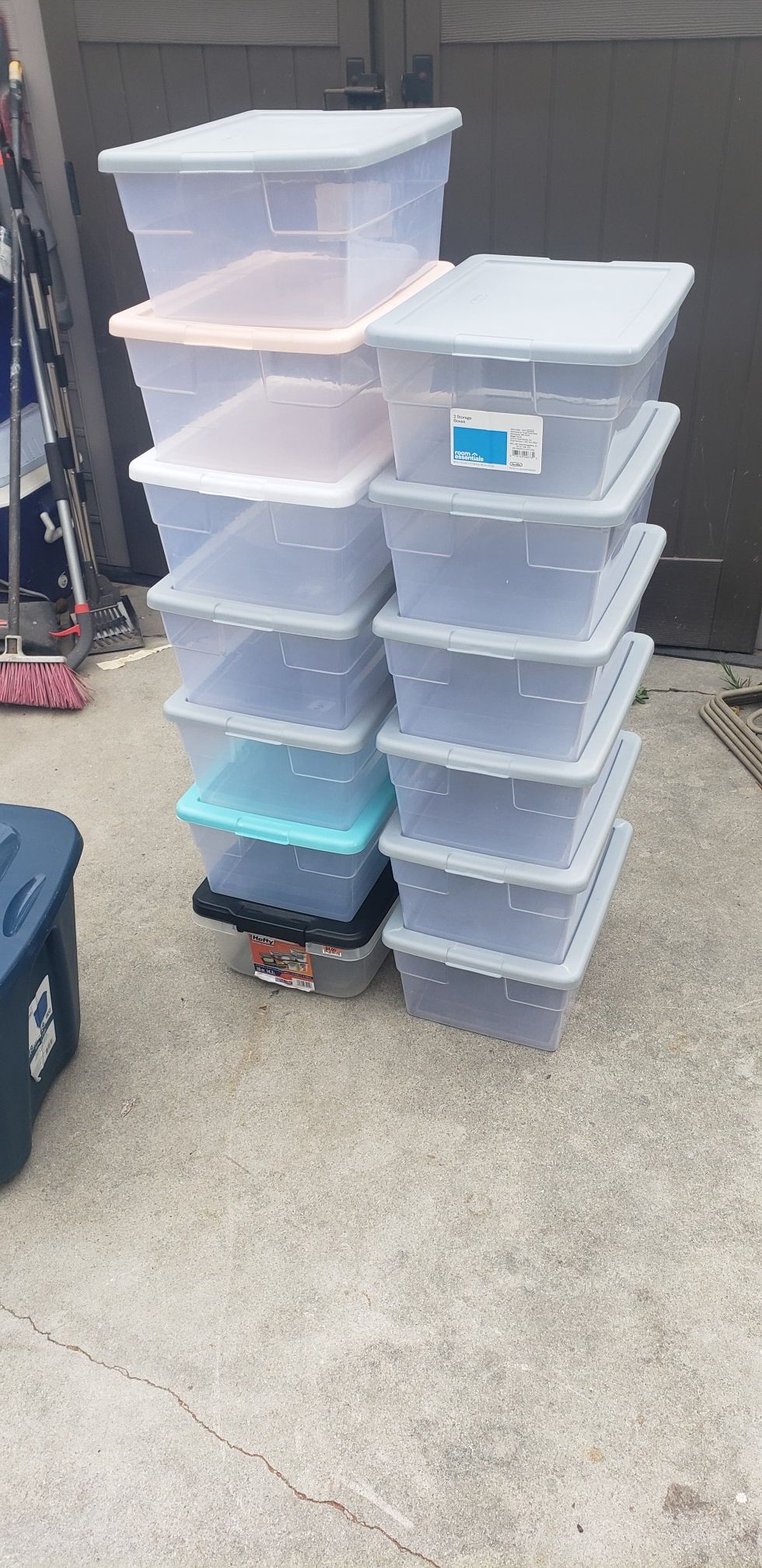 Storage containers