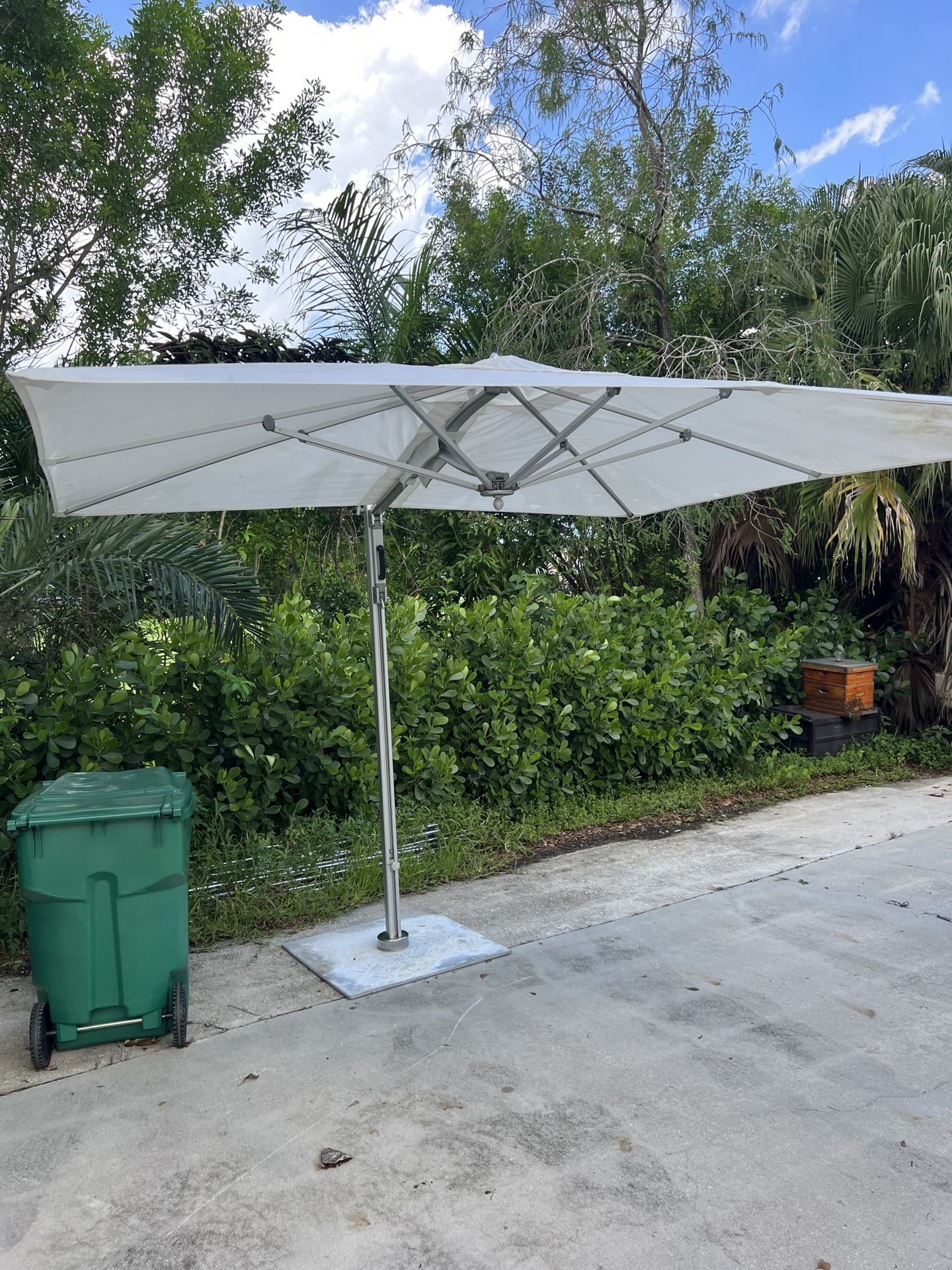 Tuuci cantilevered Umbrella Tucci