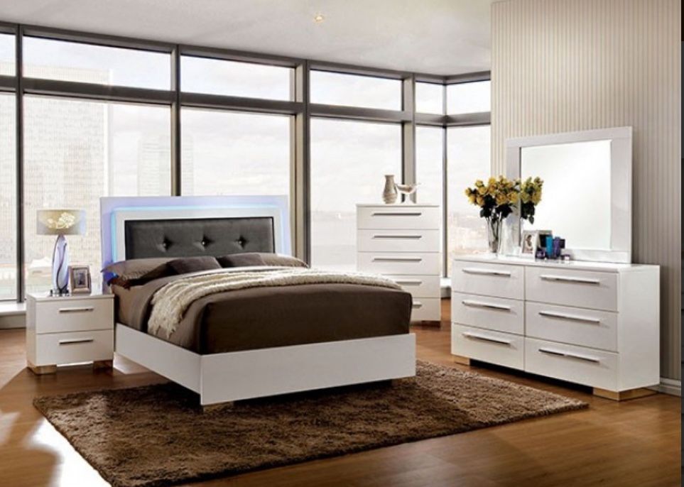 4pc Bedroom Set - White Queen Bed Dresser Mirror Nightstand
