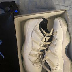 Jordan 11 Legend Blue Size 8.5 