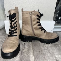 Women’s Lace Up Boots 