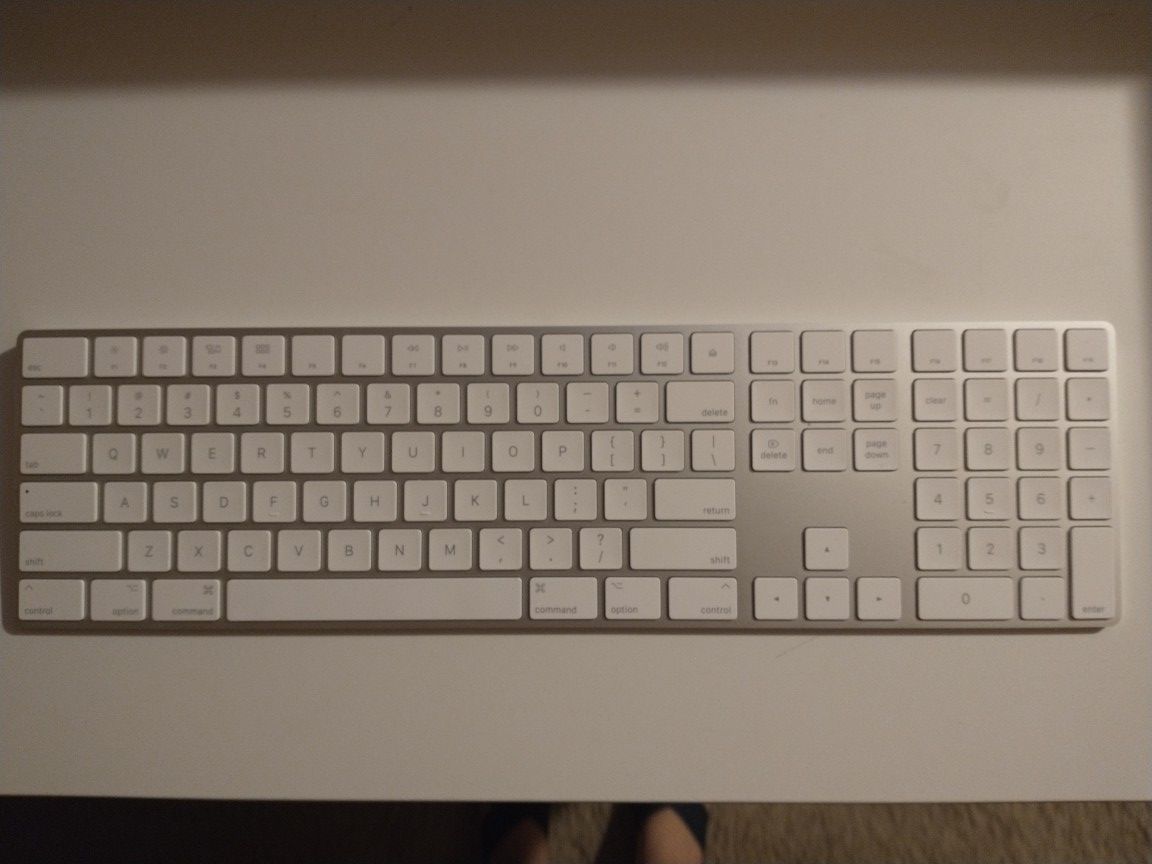 Apple keyboard with number keypad, model A1843, internal rechargeable battery