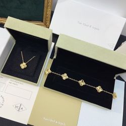 
Five-Flower Gold Necklace