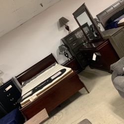 4-pc Queen Size Bedroom Set OfferUp Special 