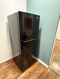 Magic Chef 10.1 cu. ft. Black Top Freezer Refrigerator – Excellent Working Condition – Compact & Energy Efficient