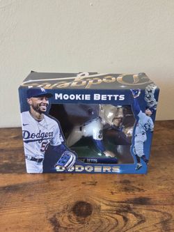 Los Angeles Dodgers Mookie Betts 2023 SGA Bobblehead 2022 Gold Glove