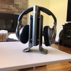 Sennheiser HDR 180 Wireless Headphones with stand