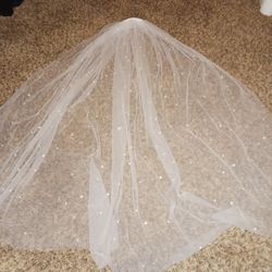 Beautiful Vail With Pearl's On Shorter Side Absolutely Stunning Asking $70 Must Pick Up Spotless Clean Great For Weddings And Other Occasions 