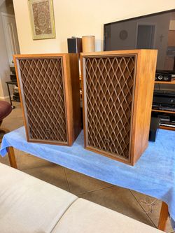 Vintage Realistic Nova 8 Speakers - Walnut Lattice Grilles