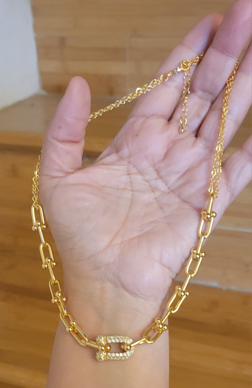 Brand new 21k gold plated chokers saudi womens set . Necklace. Bracelets. Earring and ring size 8