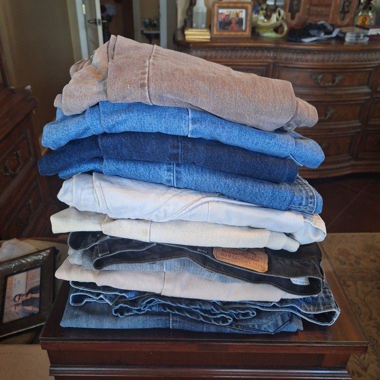 11 PAIRS OF USED MEN'S JEANS