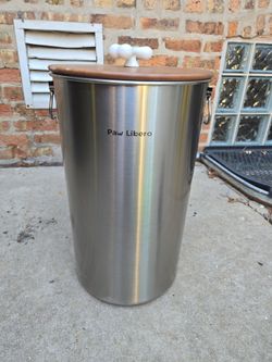 Dog food container