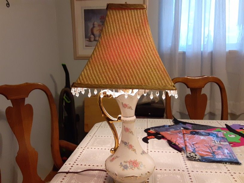  VERY UNIQUE LOOKING VINTAGE LAMP 22INCHES TALL 