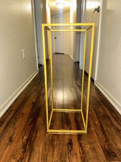10 Gold Stands