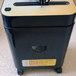 Like new Home Office Paper Shredder Works Perfectly Crosscut Paper Shredder Royal can shred up to 12 sheets of bond paper in a single pass. It also ac