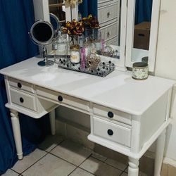 Makeup Vanity /No Stool 