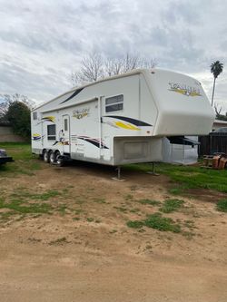 35’ jayco fifth wheel toy hauler