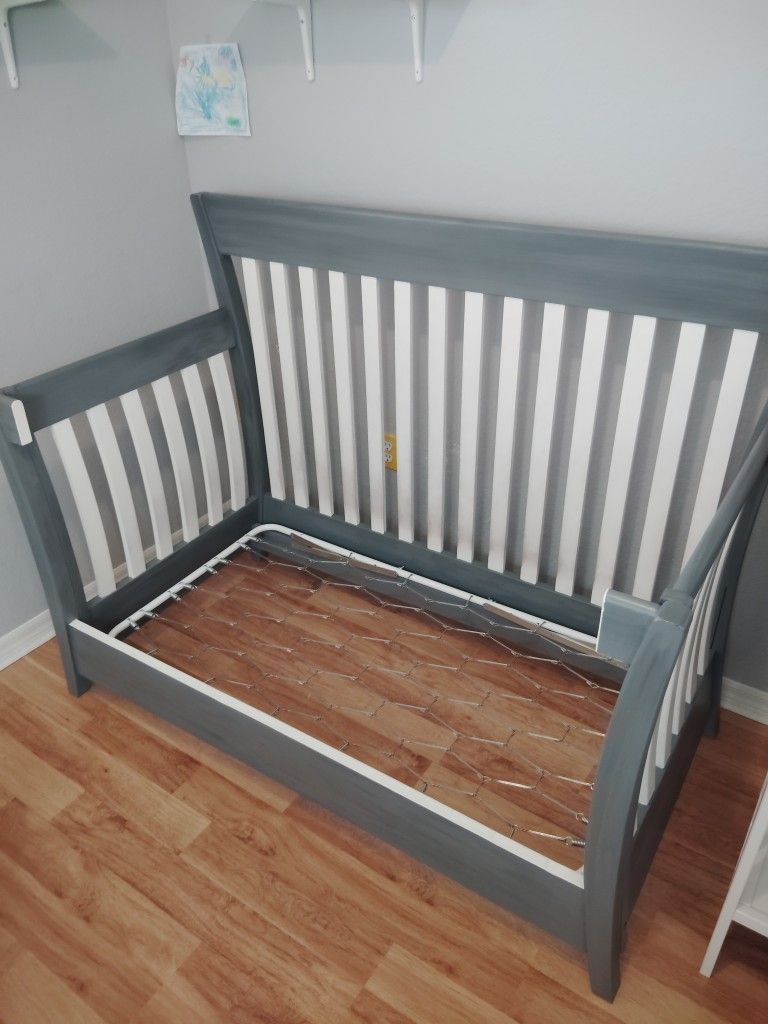 Baby Crib/ Toddler Bed 