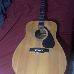 Yamaha Acoustic Guitar with a guitar handle No shipping
