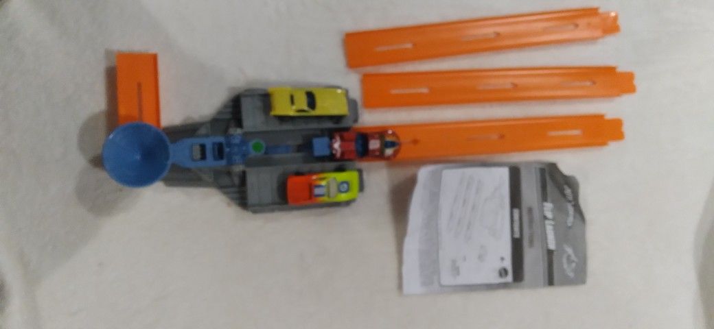 Hot Wheels Flip Launch Stunt Set