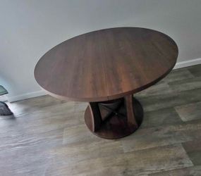 Round dining table
