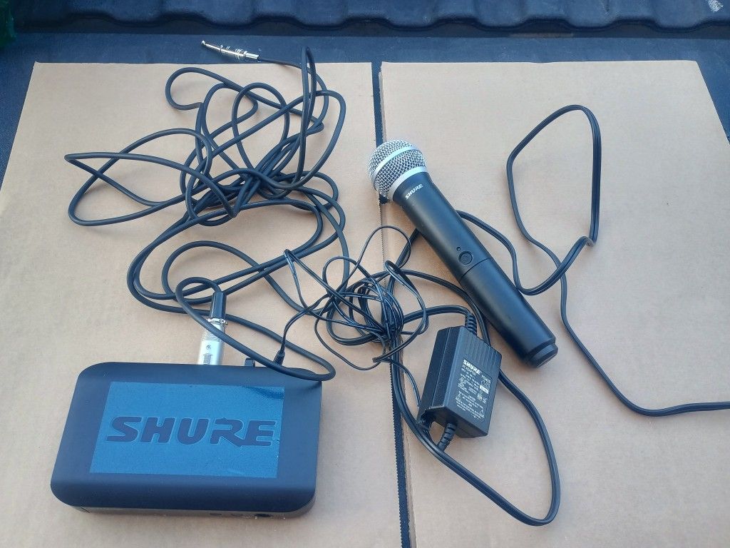  Shure BLX24 PG58 Vocal System w/BLX4 Wireless Receiver and Handheld Transmit