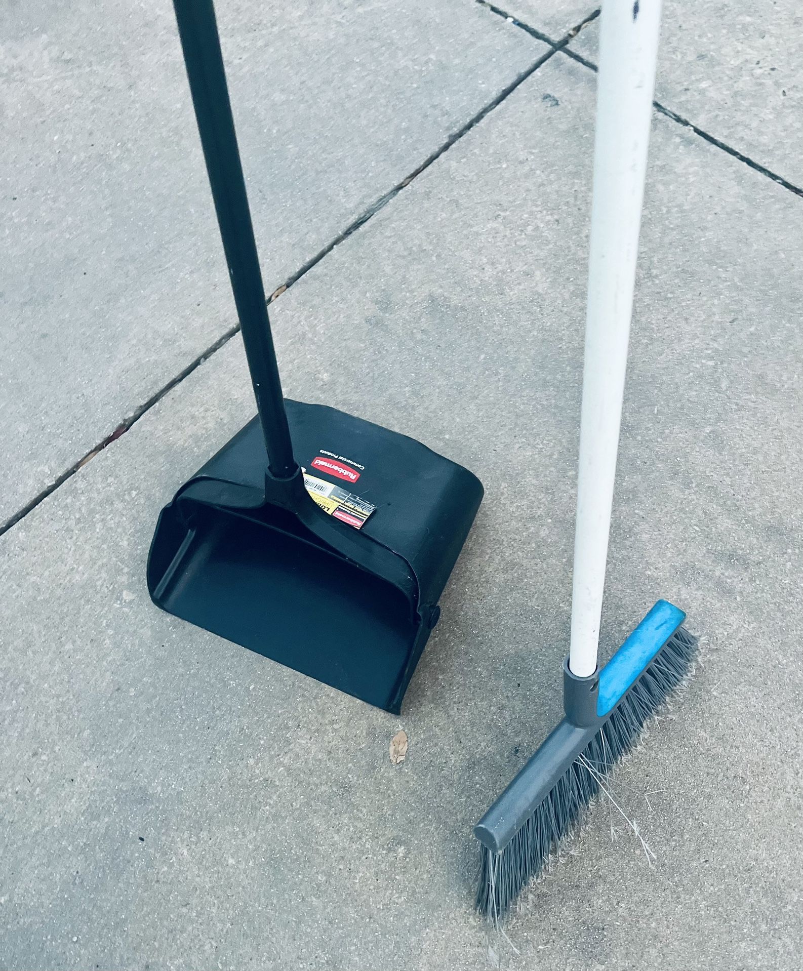 RUBBERMAID COMMERCIAL PRODUCTS Lobby Pro Upright Broom & Dust Pan: 28” Broom Handle Lg, Polypropylene, Black & Broom!
