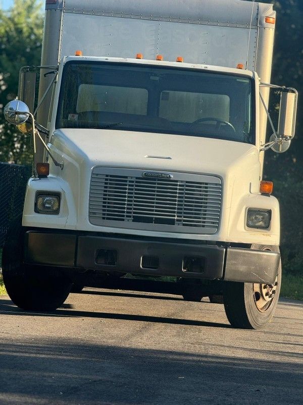 2001 Freightliner fl60 cat210 auto