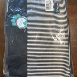 NEW Travel soft-sided purse carrier provides privacy and security, even for timid pets, while staying ventilated.