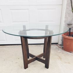 Dining Table In Excellent Condition 