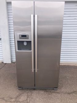 Bosch side-by-side stainless steel refrigerator with integrated counter hose. In good, clean, and attractive condition. One-month warranty. Delivery a