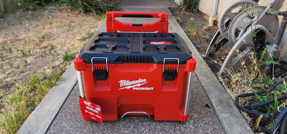 Milwaukee PACKOUT Low Profile Rolling Tool Box 22inch