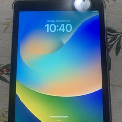 Apple iPad 6th Generation 32GB Unlocked Like New!