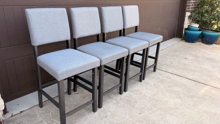 Beautiful Counter Height Dining Chairs ( Set of 4 ) Used in very good condition!
