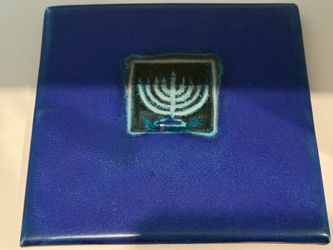 Vintage CEARCO Sevilla Menorah Plate: Hand-Painted Ceramic with 24K Gold This Michael Cohen ceramic tile features a central menorah design on an indig