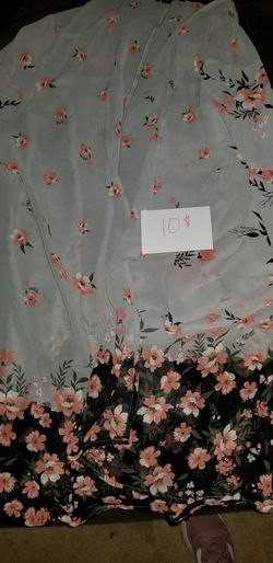 Women's plus size Torrid floral sleeved shawl