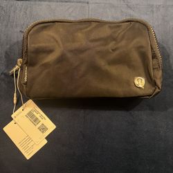 Lululemon Everywhere Belt Bag – Black – NWT