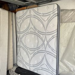 Like new Revive queen size mattress 